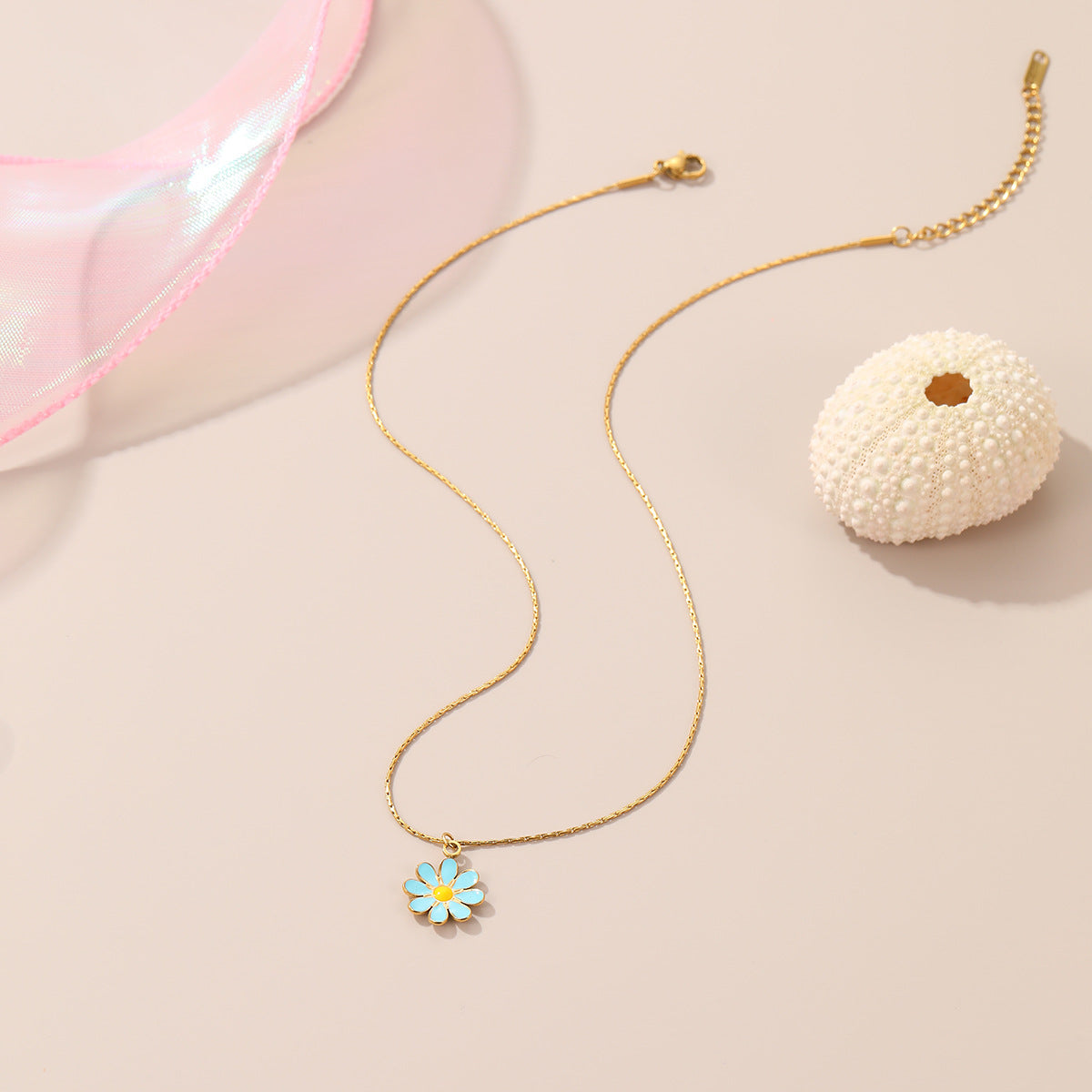 Collana da donna con fiore a margherita alla moda in acciaio inossidabile con finitura placcata, design geometrico a petali, accenti in smalto dopaminico