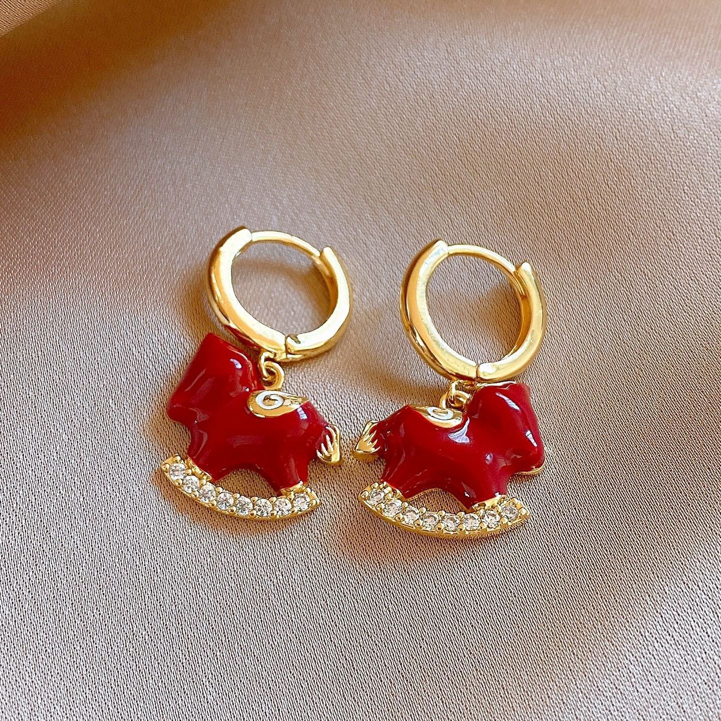 Pendientes de tuerca flocados con forma de caballo estilo lujo con perlas en plata de ley 925 bañada en oro de 18 quilates para mujer