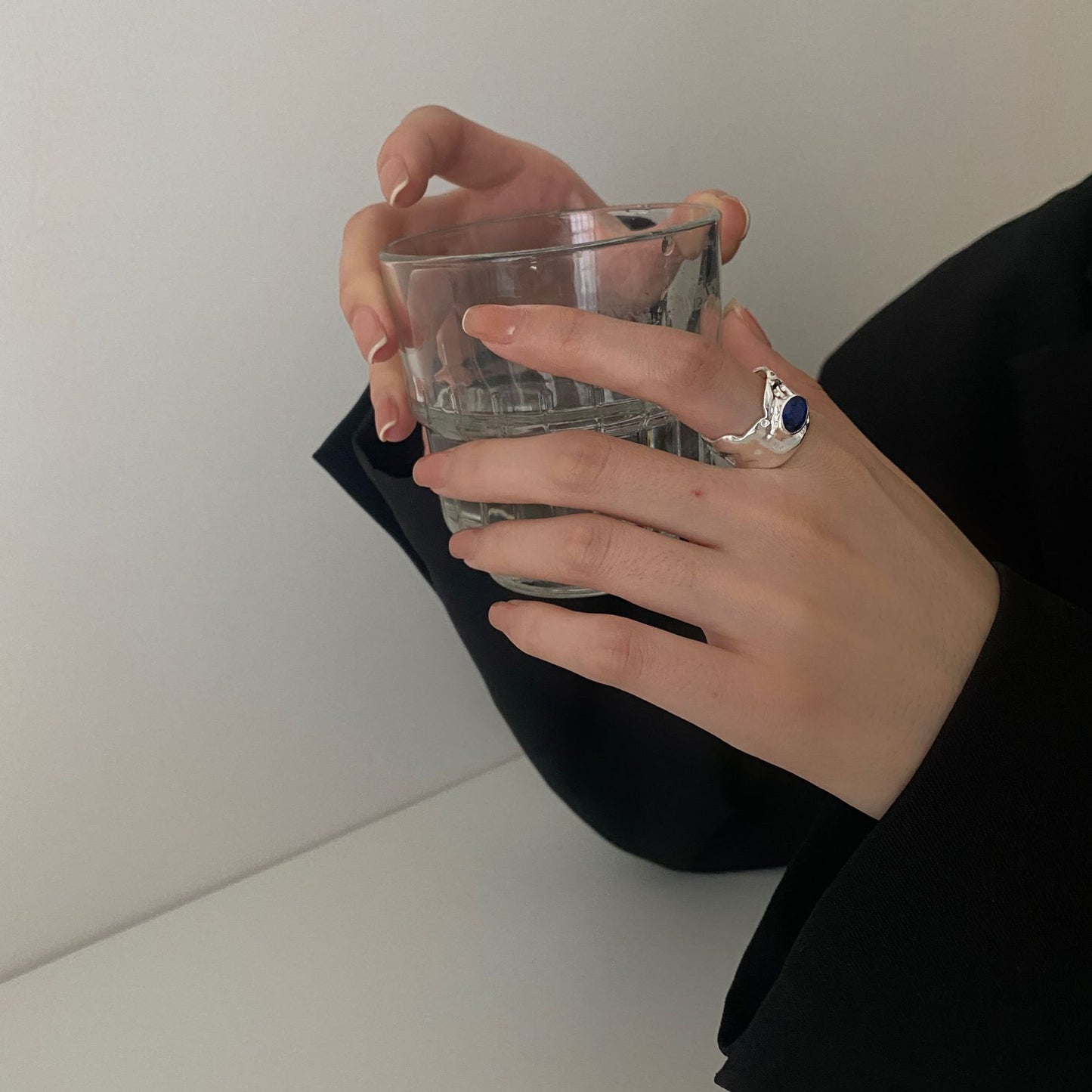 Anillo minimalista de plata de ley 925 chapado geométrico con gema azul y textura irregular