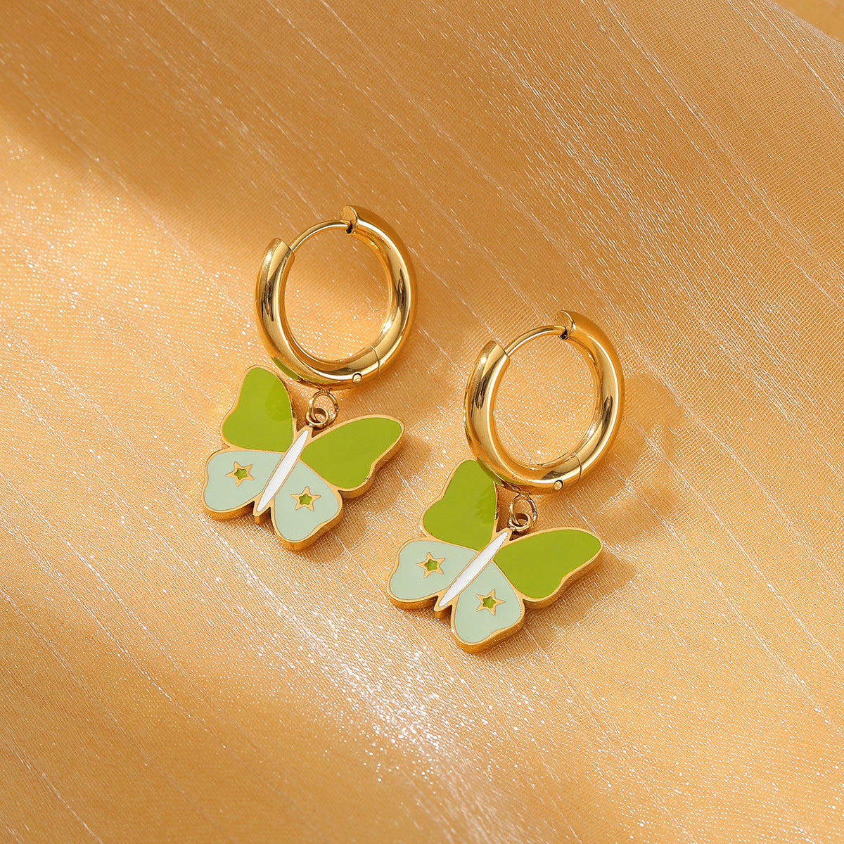 Dulces aretes de acero titanio con forma de mariposa para mujer con esmalte de color y acabado chapado