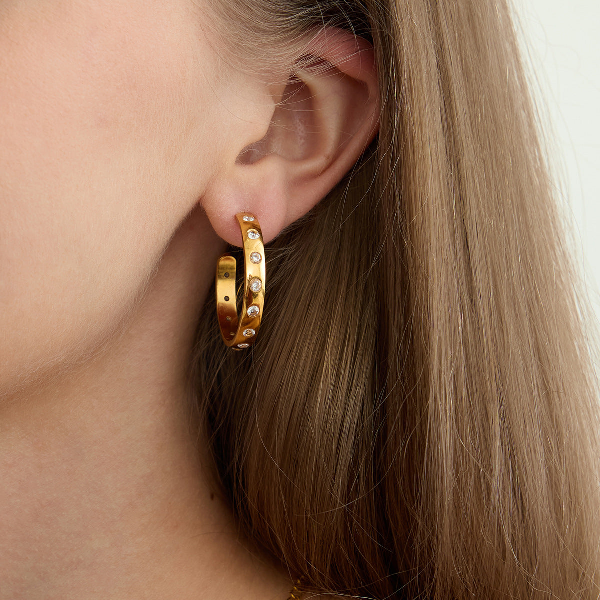 Pendientes geométricos en forma de C de acero de titanio con incrustaciones de circonita, chapados, para mujer, a la moda e hipoalergénicos