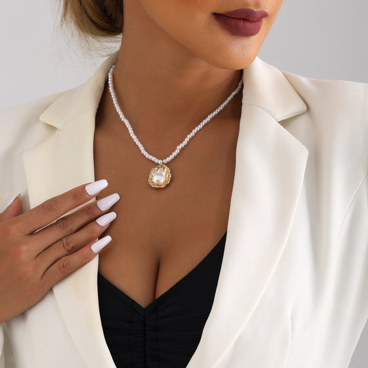 Collana artigianale minimalista da donna con perle artificiali, design geometrico, catena in lega placcata, lunghezza alla clavicola