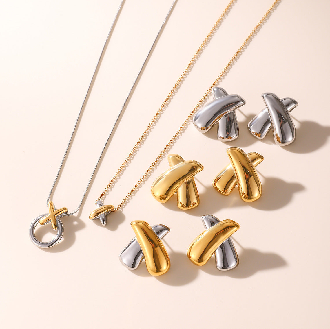 Set Collana con Pendente Geometrico Minimalista e Orecchini in Acciaio al Titanio con Finitura Placcata per Donna
