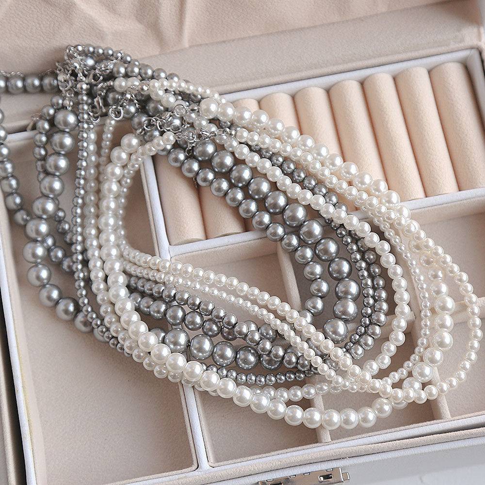 Collar minimalista de perlas para mujer con colgante de nácar en cadena de perlas con acabado electrochapado en gris plateado