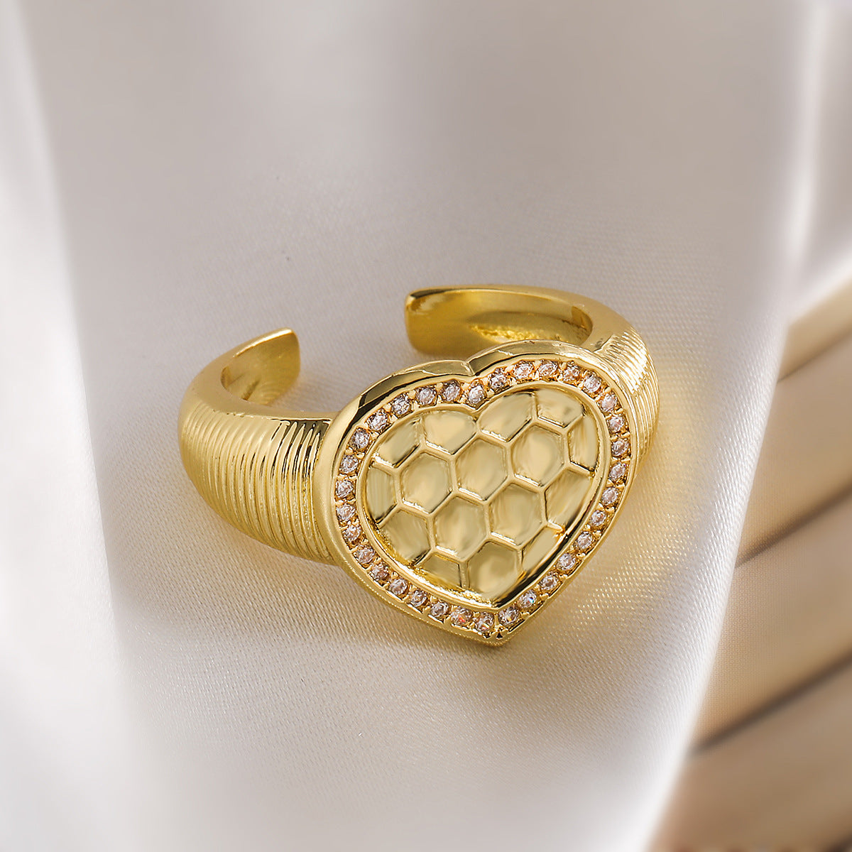 Anello minimalista geometrico a cuore aperto da donna in ottone con placcatura in oro 18 carati e intarsi in zircone