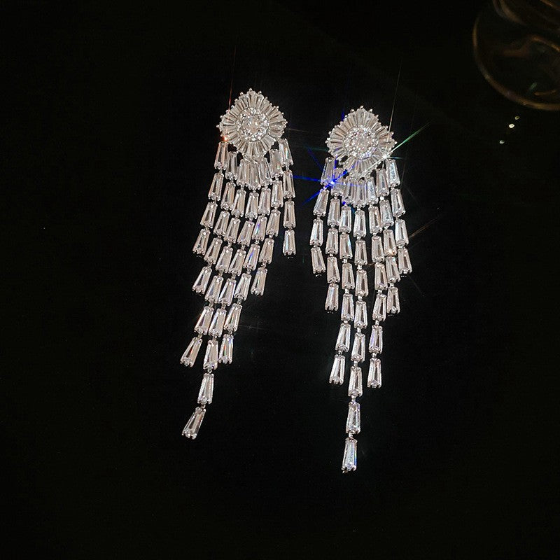 Orecchini pendenti con nappe geometriche minimaliste con intarsi di strass in rame placcato e perni in argento sterling 925 da donna