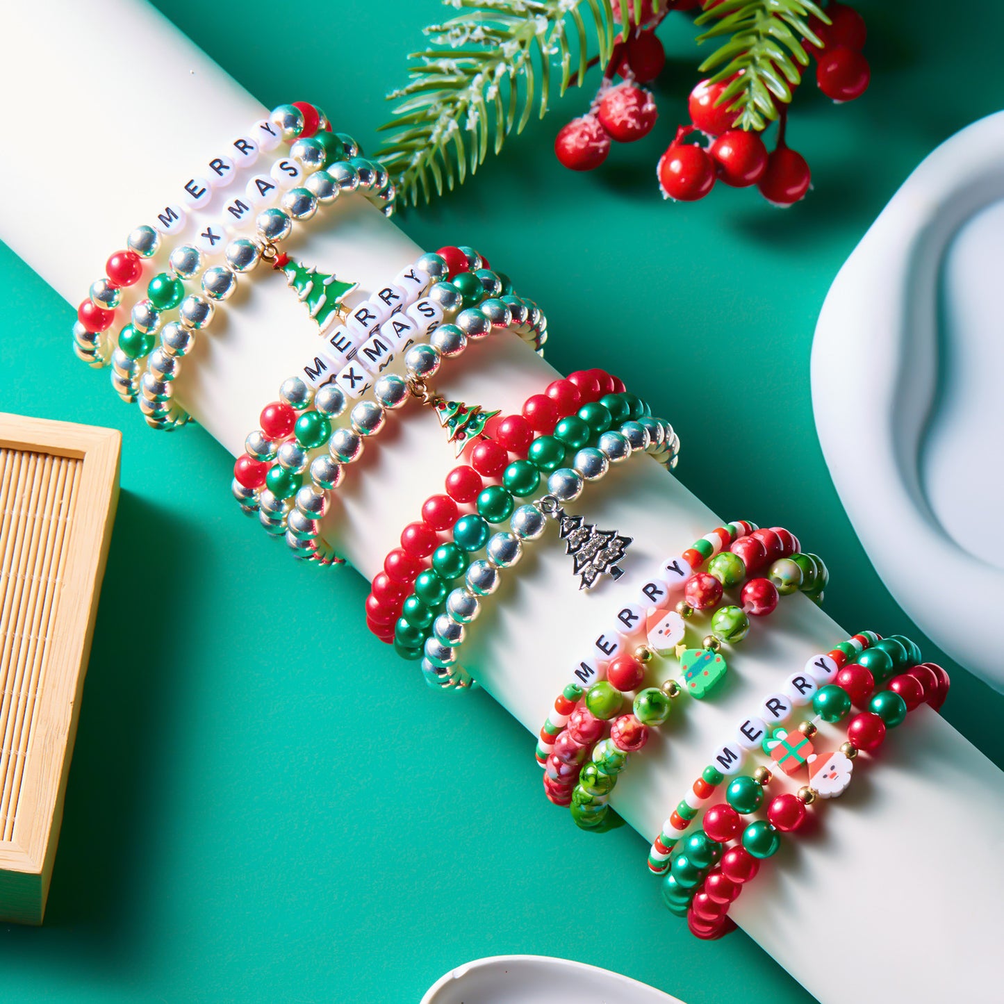 Set di braccialetti con perline e lettere a tema natalizio fatti a mano per donne con ciondolo a Babbo Natale, accessorio alla moda per le feste
