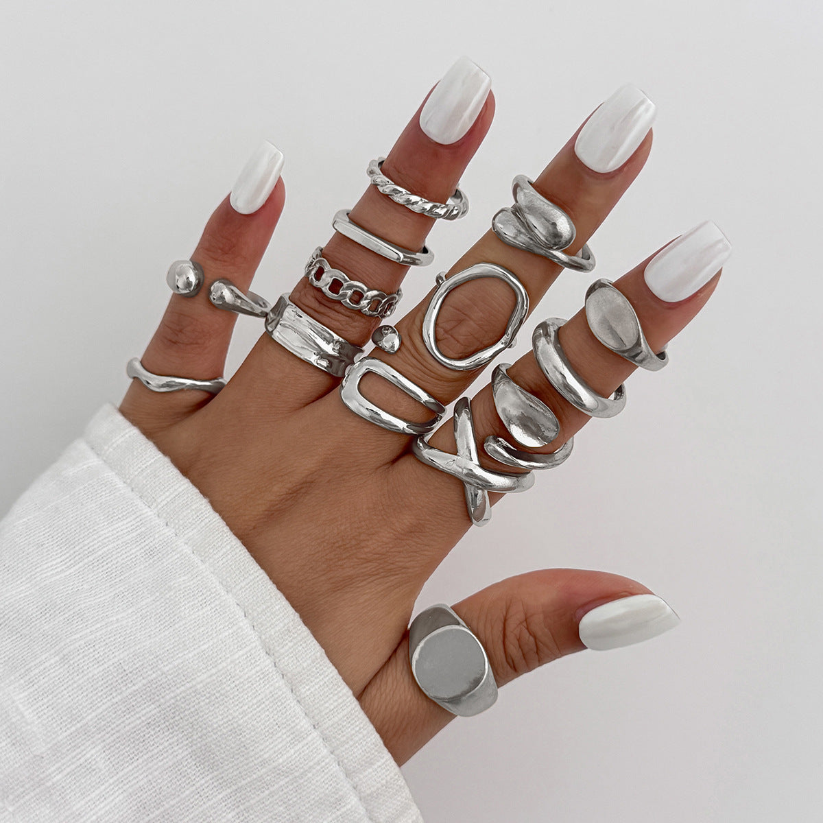 Anillo de aleación geométrica minimalista con acabado de superficie fundida tipo líquido para mujer