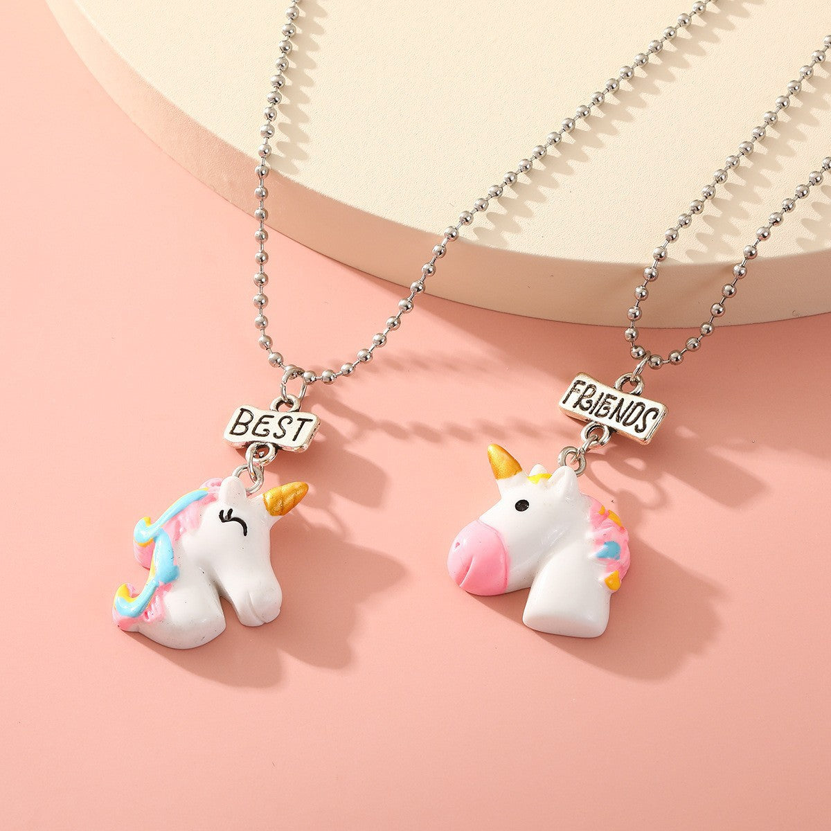Set di collane con ciondolo unicorno a fumetti per bambini con ciondolo in resina su catena di perline