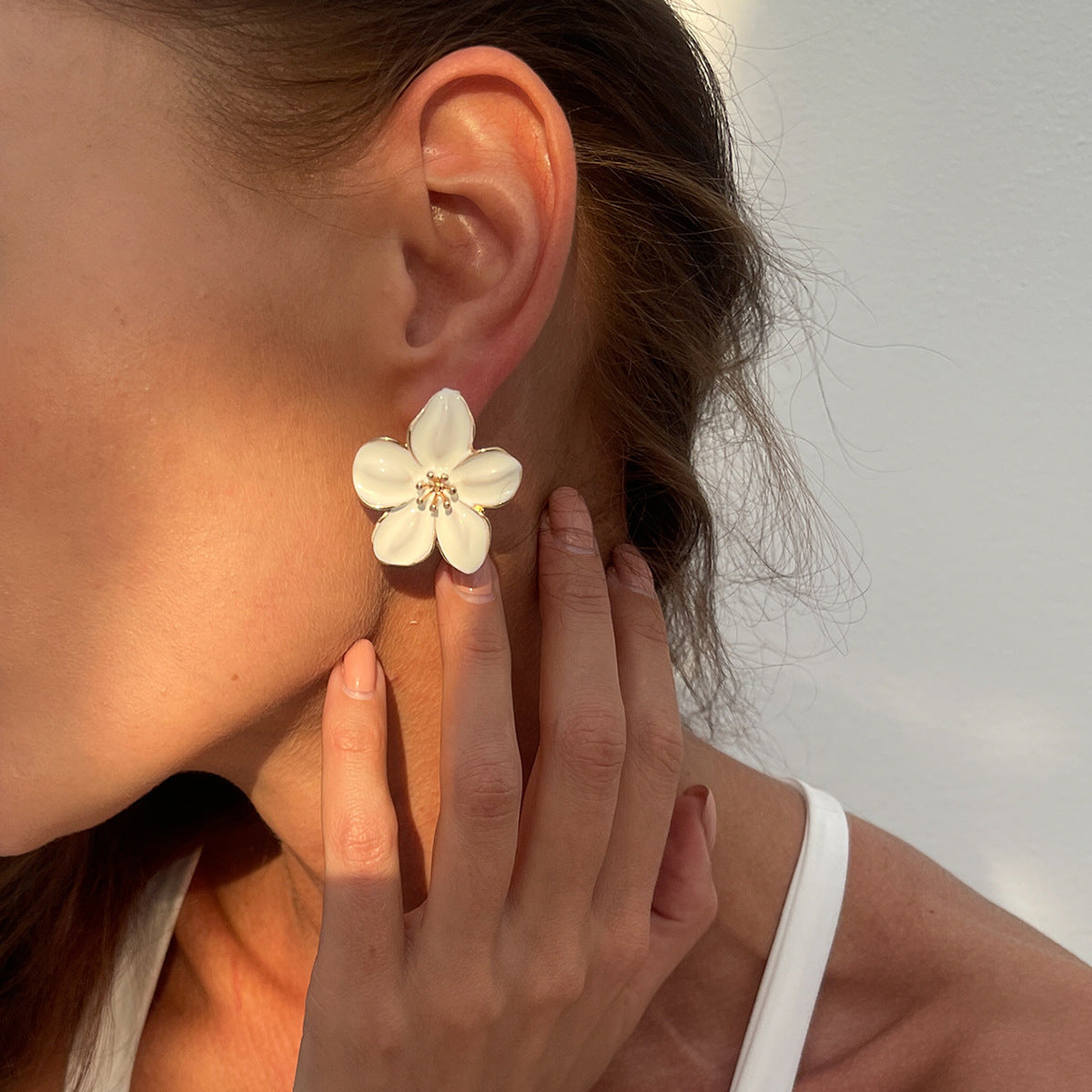 Orecchini a perno minimalisti floreali smaltati da donna con perni in acciaio inossidabile e design a petalo 3D