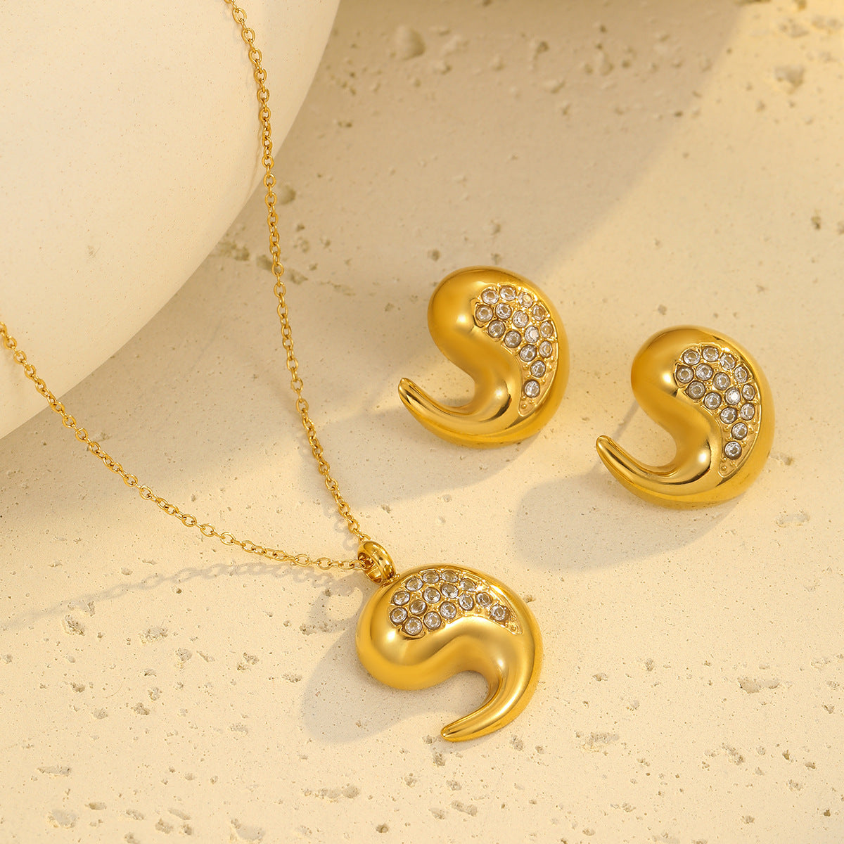 Collar de acero inoxidable con forma de lágrima, incrustaciones de circonitas y baño de oro de 18 quilates para mujer