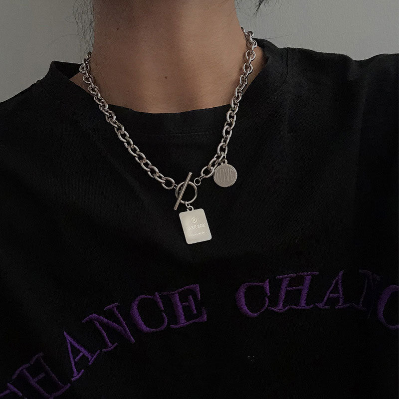 Collana con Pendente Geometrico in Acciaio Inossidabile per Donna e Uomo con Ciondoli in Acciaio al Titanio Lucidato e Catena a Croce