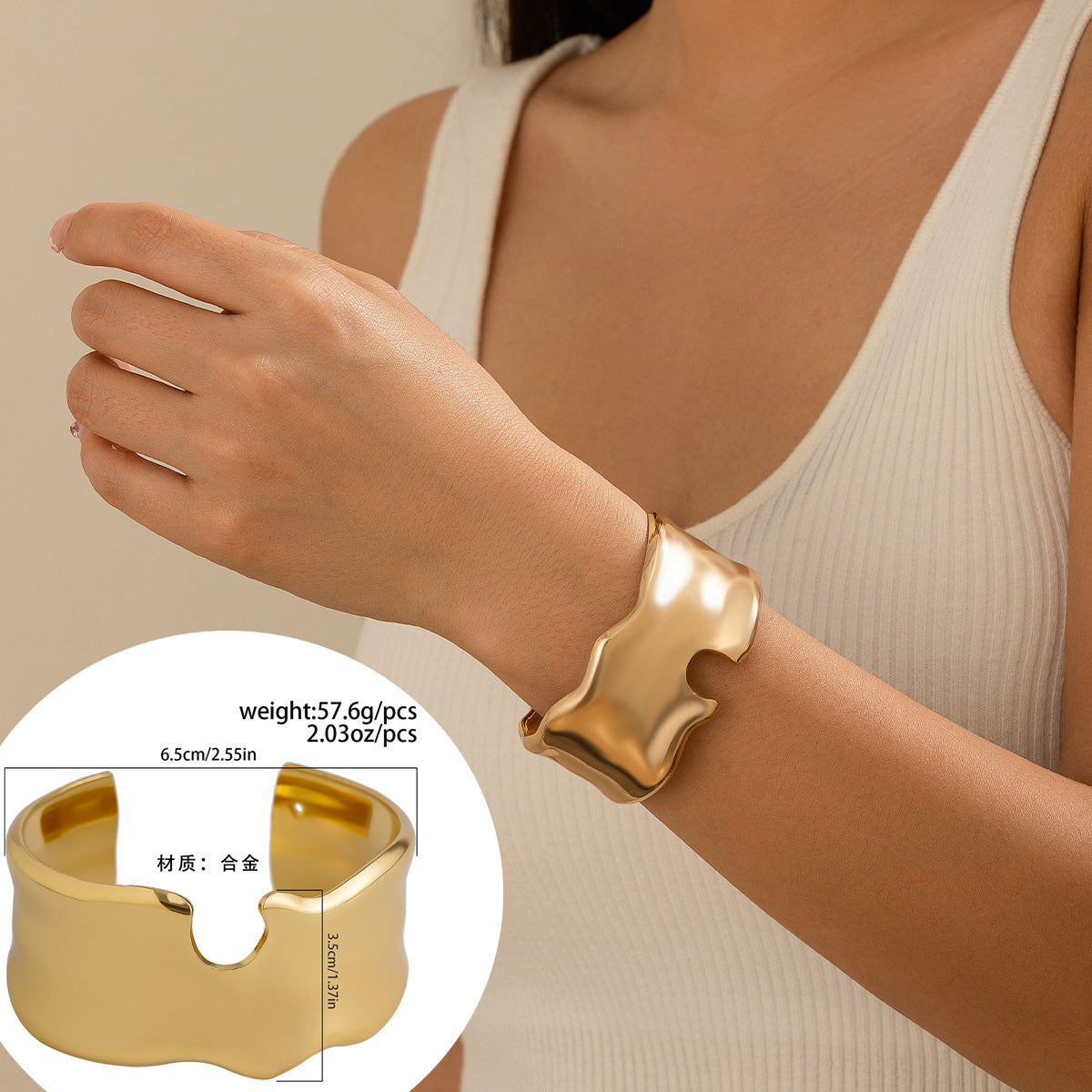 Pulsera inspirada en aleación texturizada asimétrica en forma de V con acabado chapado para mujer