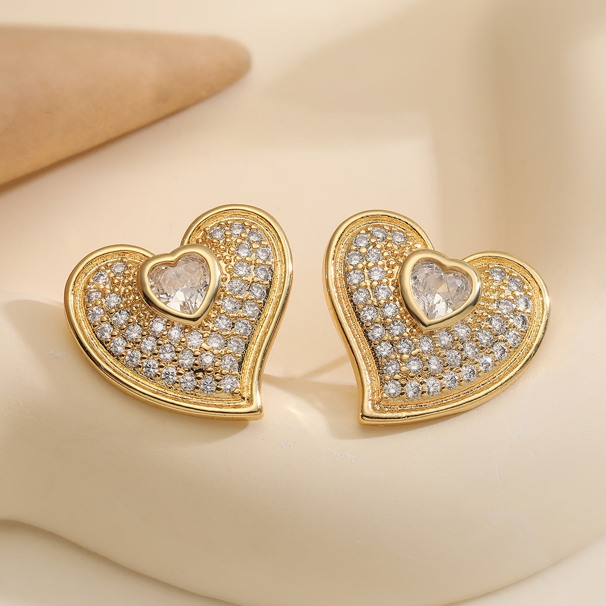 Orecchini a perno vintage da donna a forma di cuore con zircone, base in rame e placcatura in oro 18 carati