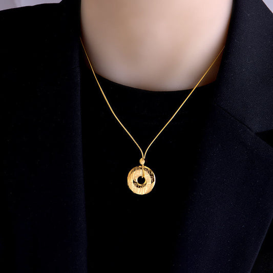 Collar con colgante geométrico con carácter Fu de Feng Shui estilo chino en acero de titanio con chapado en oro de 18 quilates para mujer