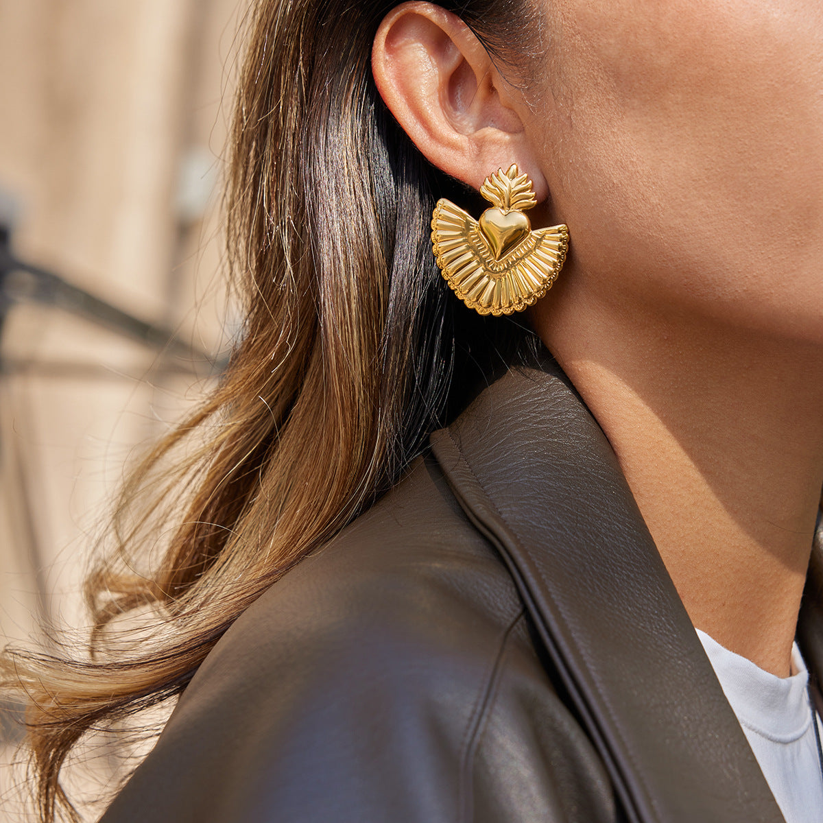 Aretes de acero inoxidable minimalistas con forma de corazón y acabado chapado para mujer