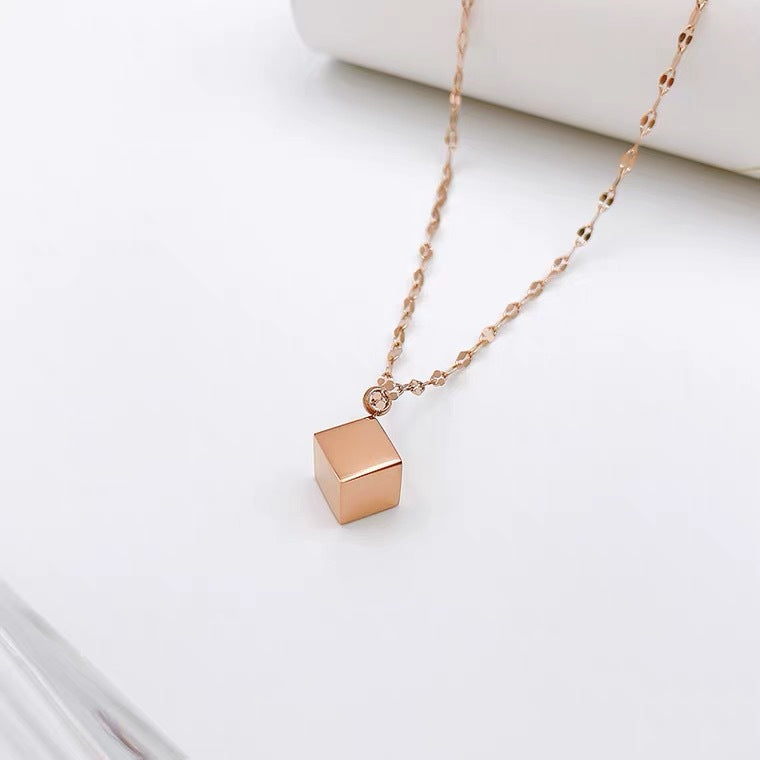 Collana a sospensione geometrica quadrata minimalista da donna in acciaio al titanio con catena a serpente placcata in oro