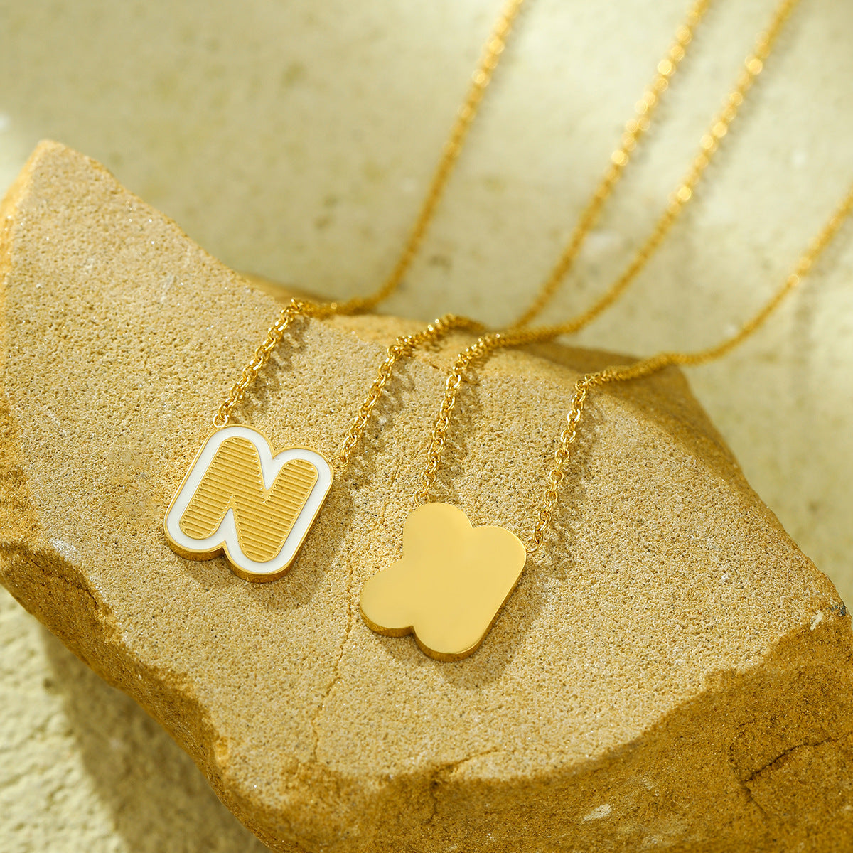 Collana con pendente a forma di lettera minimalista in acciaio inossidabile placcato oro 18 carati e dettagli in smalto da donna
