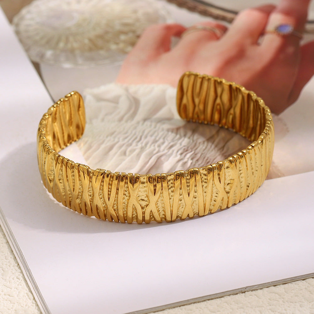 Pulsera de acero inoxidable para mujer de inspiración vintage con diseño vertical irregular ondulado y acabado chapado en oro de 18 quilates