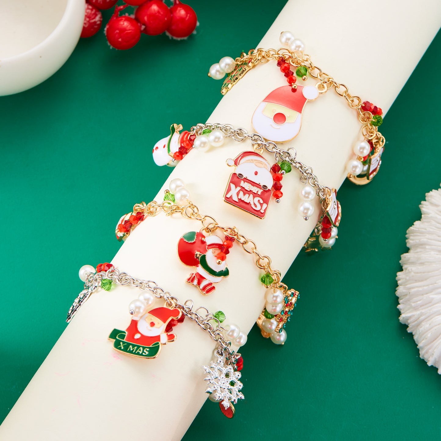 Pulsera creativa con temática navideña para mujer con dijes de Papá Noel, alces y árbol de Navidad en cadena de aleación de hierro con detalles de perlas y cristales.