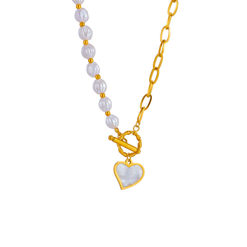 Collar con colgante de corazón asimétrico minimalista en acero de titanio con detalles de perlas y acabado galvanizado