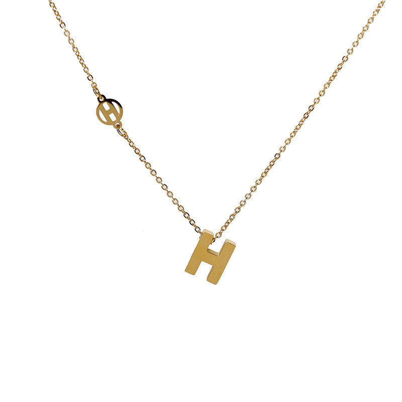 Collar con colgante de letra H minimalista en acero de titanio con acabado chapado para mujer