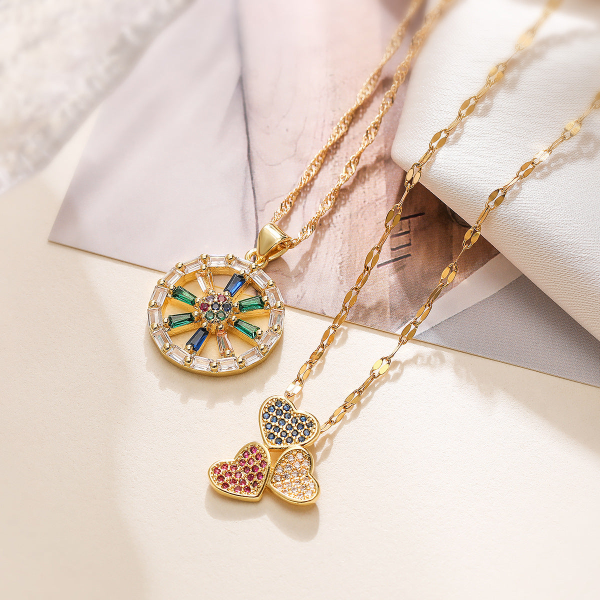 Collana con Pendente a Cuore Geometrico Minimalista da Donna con Base in Rame Placcata Oro 18K e Intarsio di Zirconi
