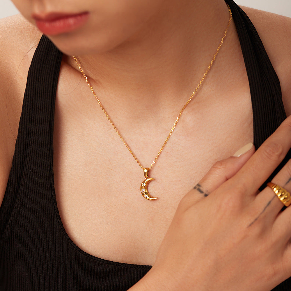 Collar con Colgante de Luna Minimalista para Mujer con Cadena de Acero Inoxidable Bañada en Oro de 18K y Triple Incrustación de Circonita