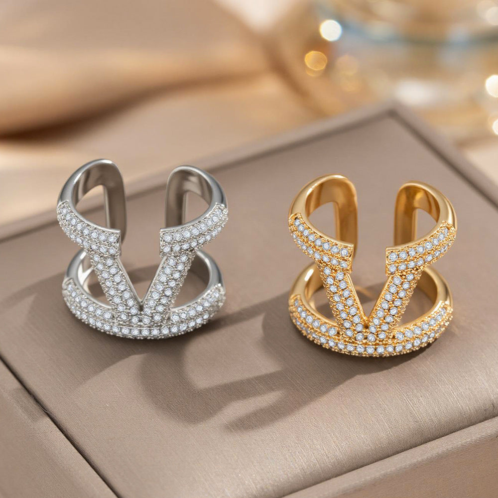 Anello aperto regolabile da donna in oro 18 carati con lettera V in zircone micro-pavé, stile minimalista moderno