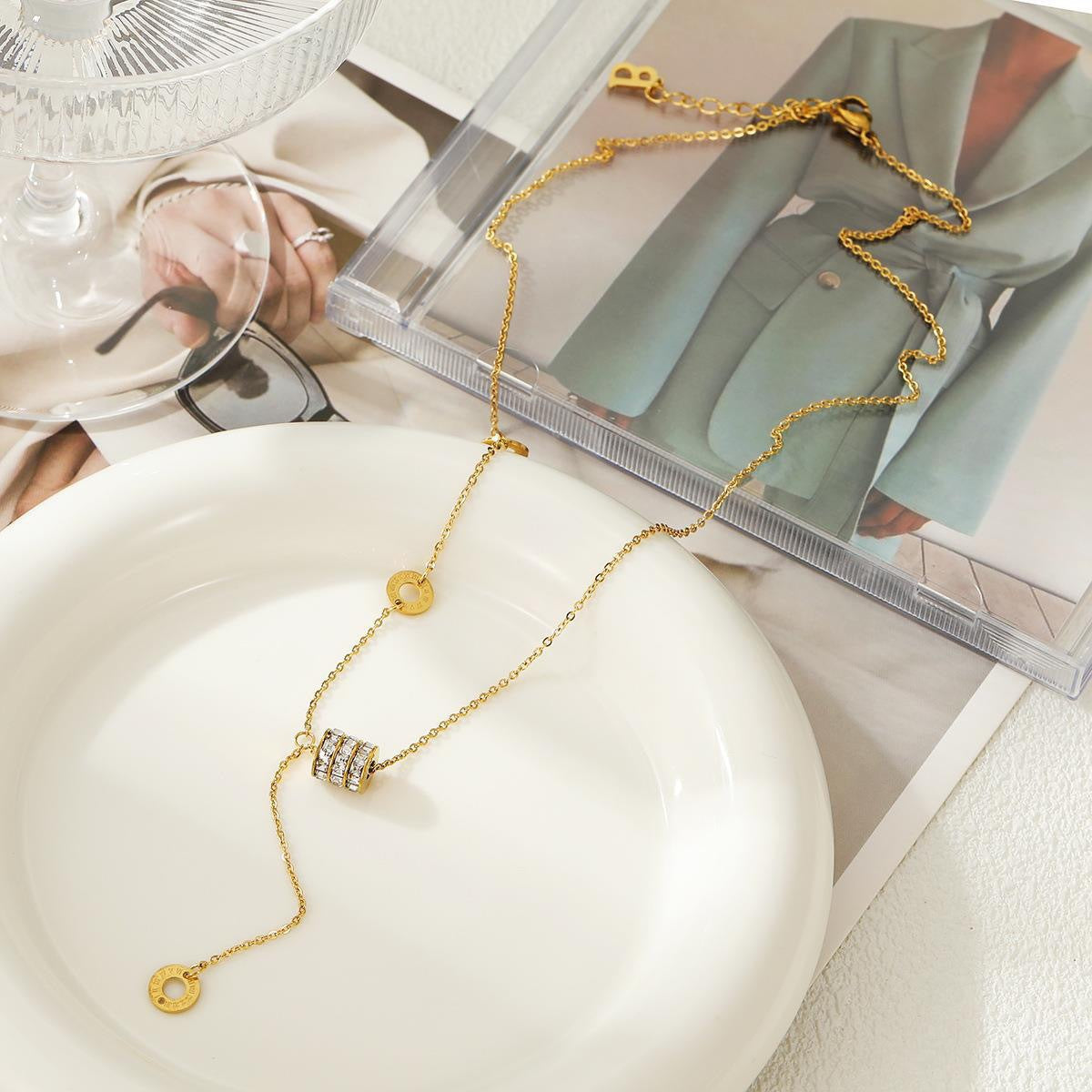 Collar Minimalista de Acero Inoxidable con Geometría, Baño de Oro de 18K y Colgante de Flecos para Mujer