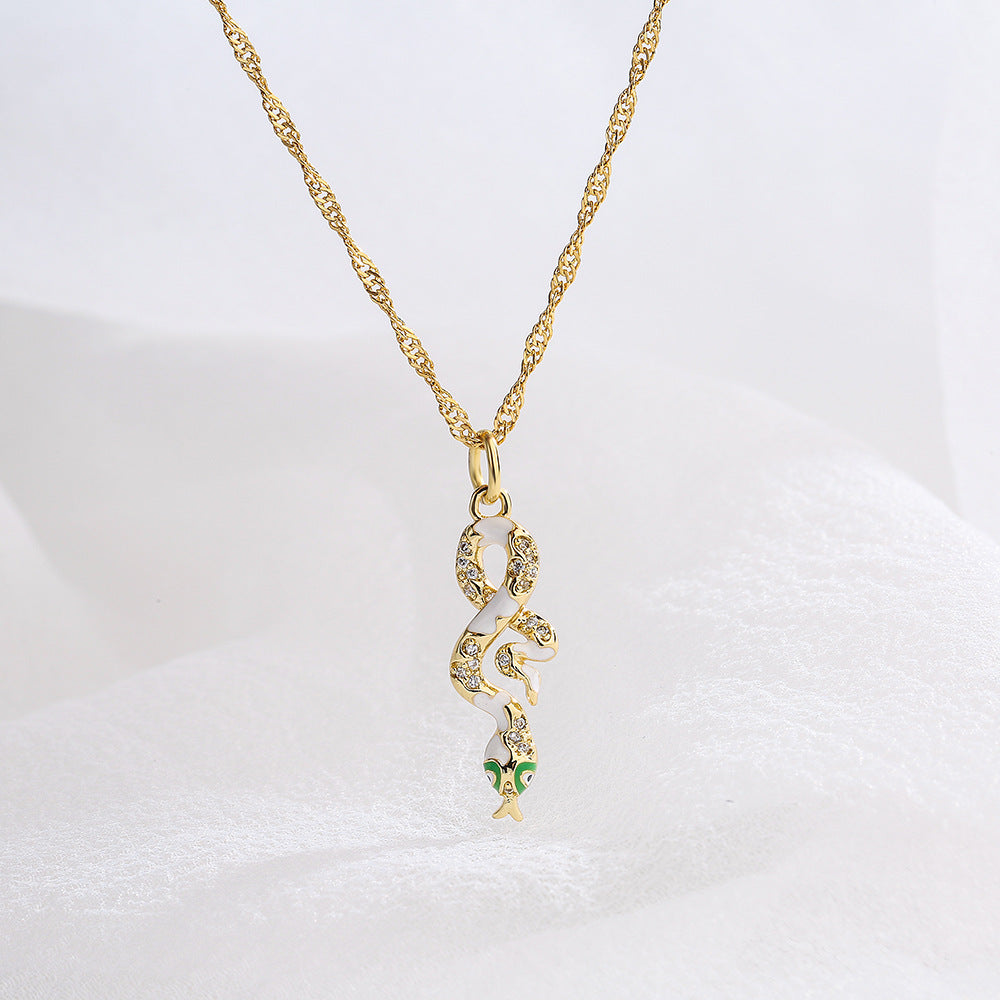 Collana con pendente geometrico minimalista in rame placcato oro 18 carati, finitura smaltata e zirconia micro-incastonata per donna