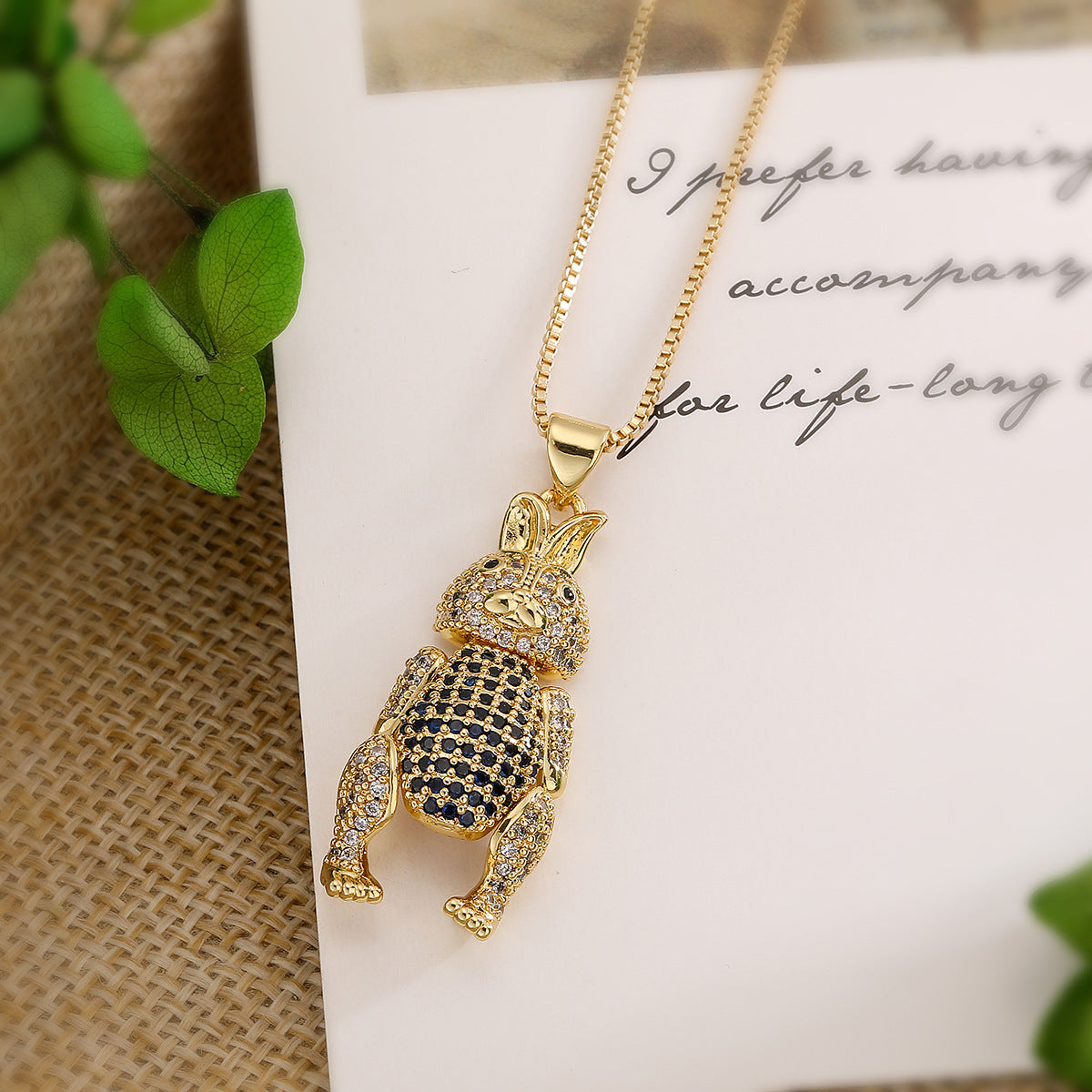 Collana con ciondolo a coniglio minimalista da donna in rame placcato oro e zirconi cubici