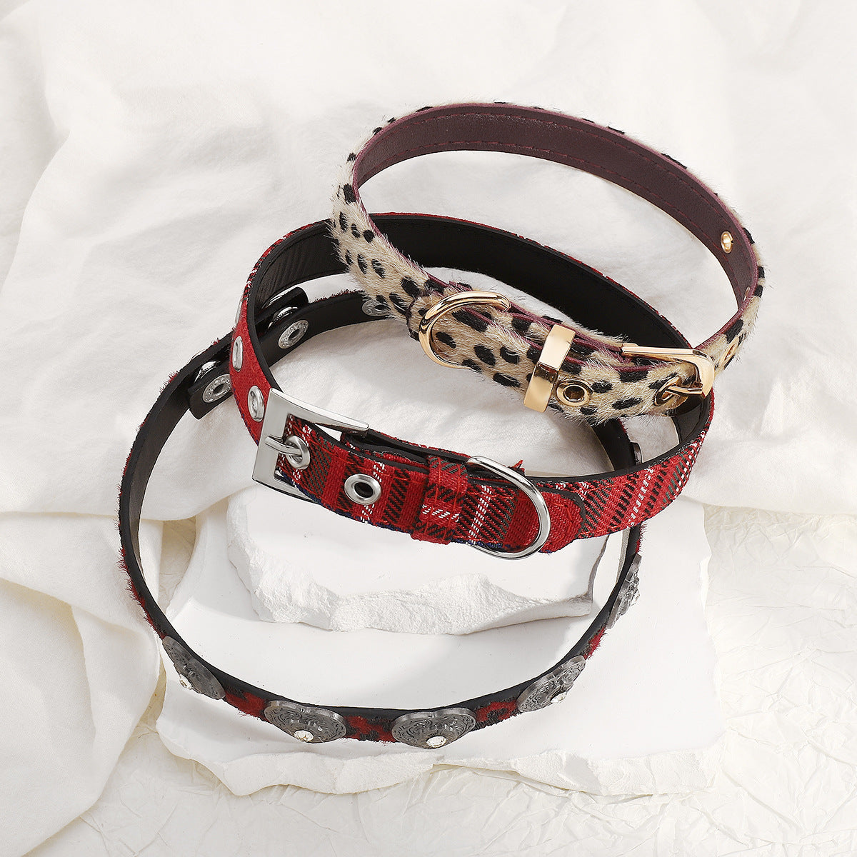 Y2K Sweet-Edgy Leopard Print Choker Necklace for Women with Alloy Base PU Leather and Rhinestone Accents