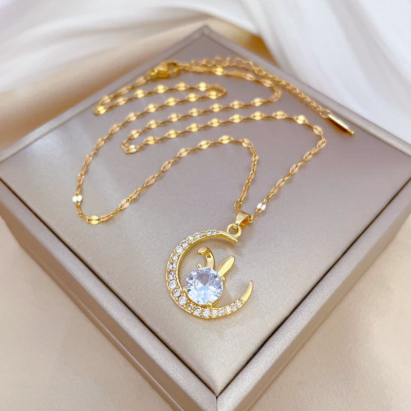 Collana con Pendente a Forma di Luna da Donna in Acciaio al Titanio con Intarsio di Strass, Finitura Placcata, Delicata Catena alla Clavicola