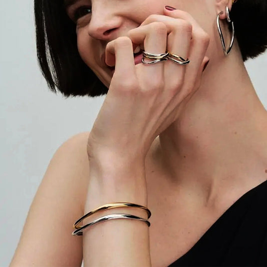 Anello da donna placcato in acciaio inossidabile, geometrico, minimalista, con design incrociato e un'estetica premium