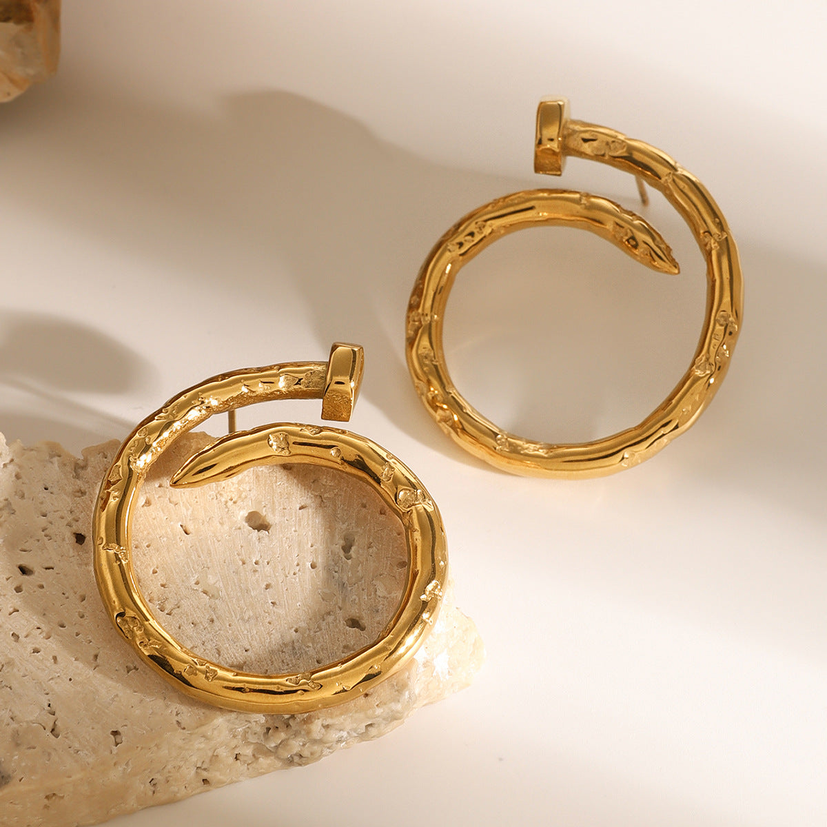 Pendientes minimalistas redondos de acero inoxidable con baño para mujer