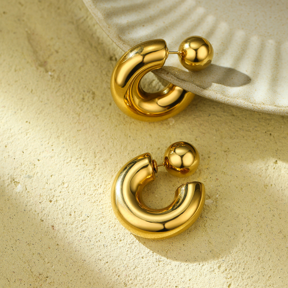 Orecchini a perno da donna geometrici alla moda in acciaio inossidabile a forma di C con sfera vuota e finitura placcata
