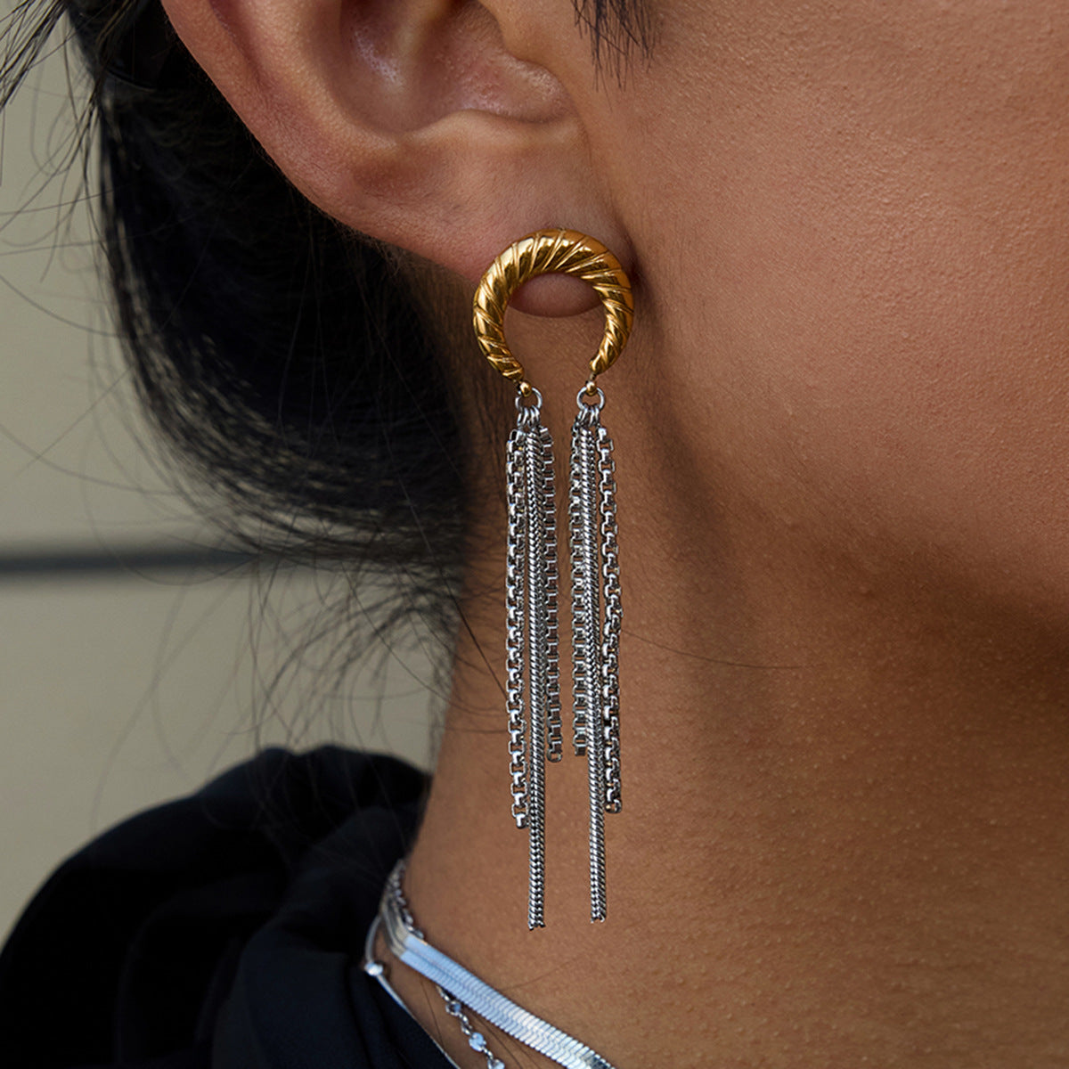 Orecchini Pendenti da Donna Eleganti a Mezzaluna in Acciaio Inossidabile con Dettaglio a Frange, Design Geometrico, Finitura Placcata
