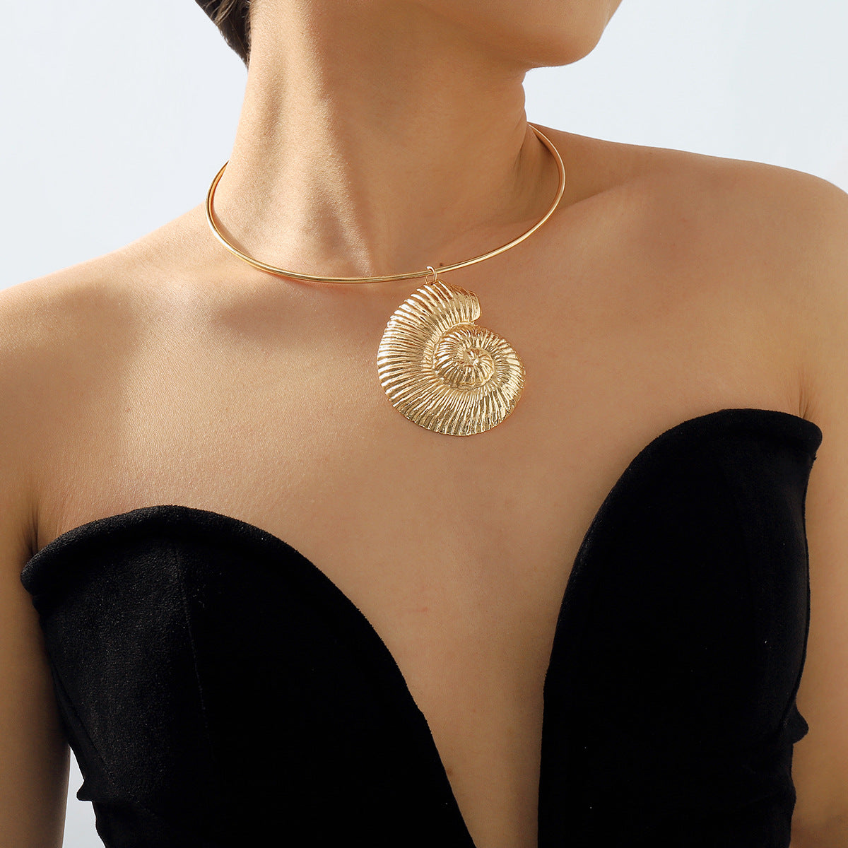 Collar con colgante de concha marina geométrica dulce y atrevida para mujer con cuerpo de aleación y acabado galvanizado
