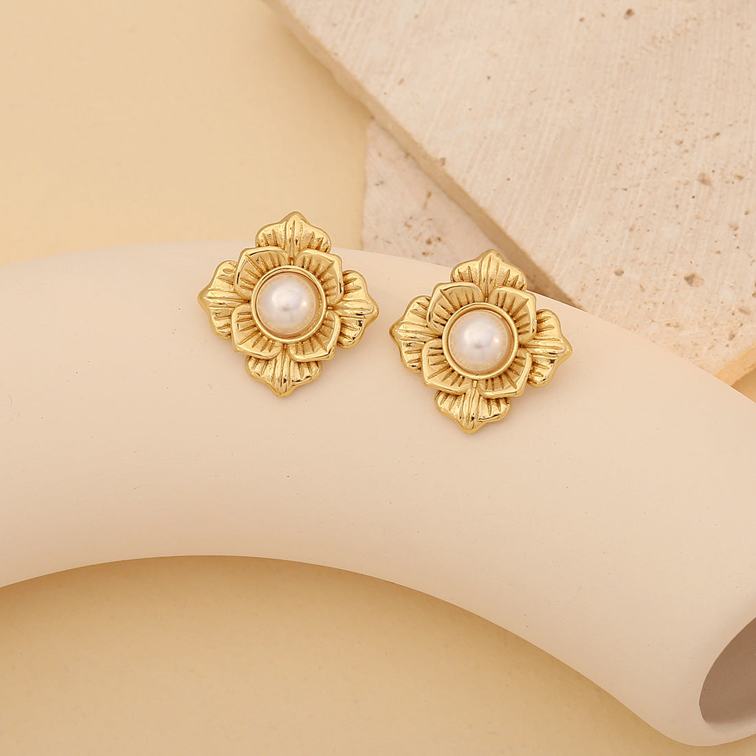 Fashionable OL Style Shell-Shaped Stainless Steel Stud Earrings with Pearl Inlay and Plated Finish