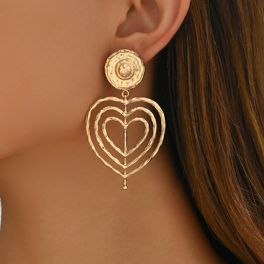 Orecchini a perno minimalisti da donna a forma di cuore in lega di zinco con finitura galvanizzata, versatili e all'avanguardia
