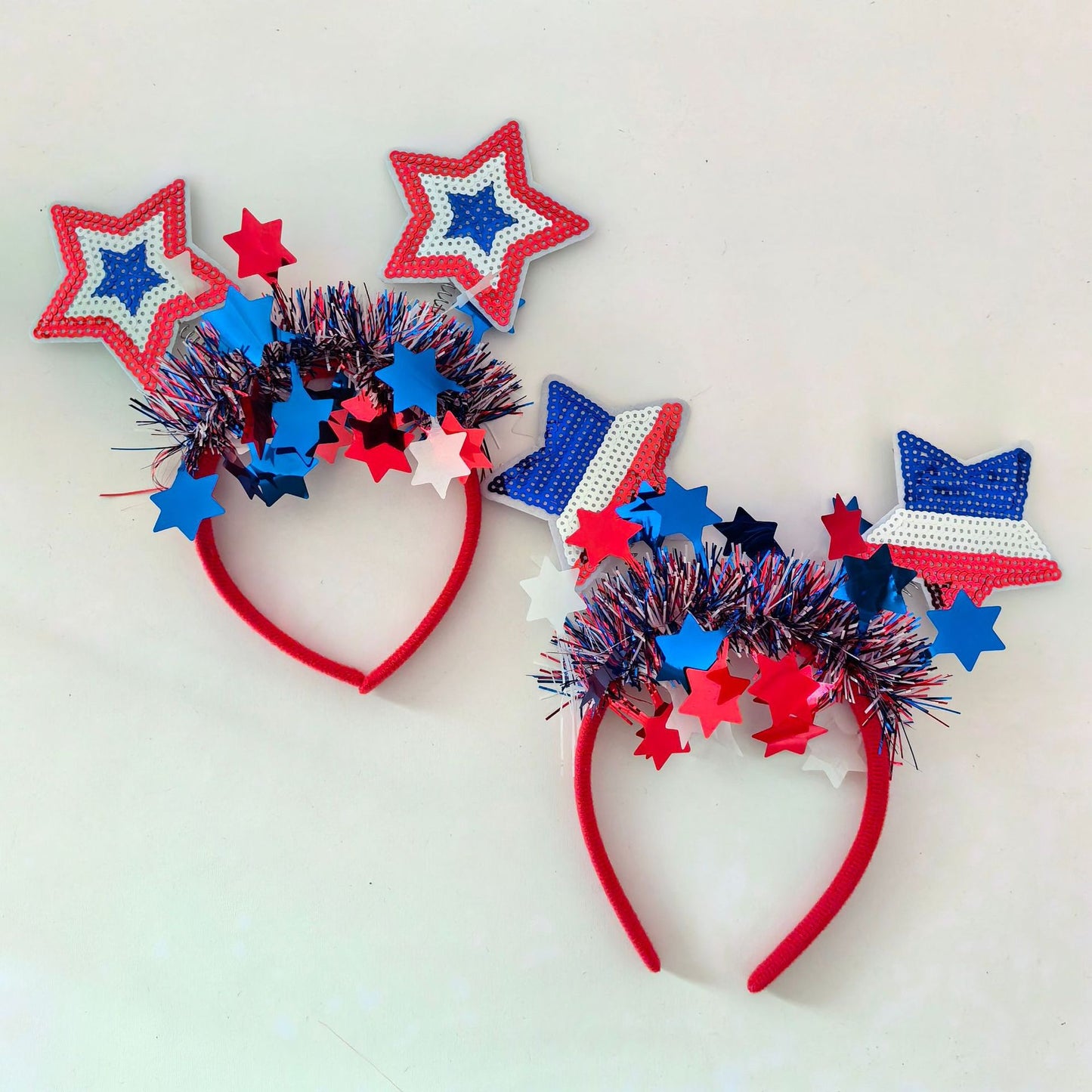 Cerchietto con paillettes a stella rosse, bianche e blu per la decorazione della festa dell'Independence Day