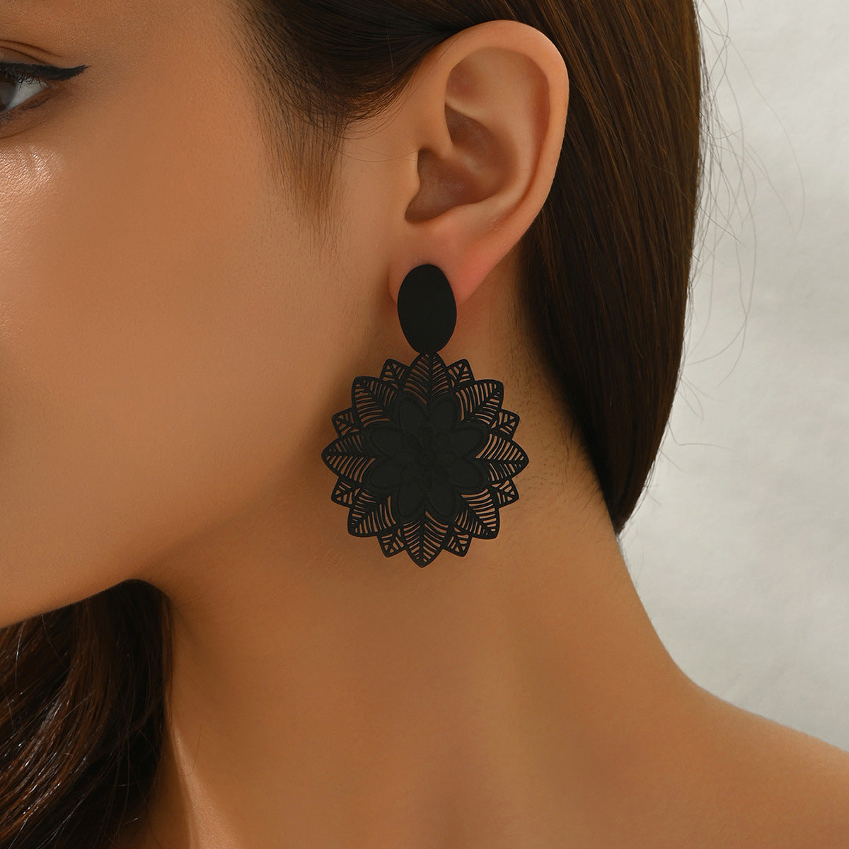 Pendientes de tuerca elegantes geométricos negros florales para mujer de aleación de zinc con chapado ecológico