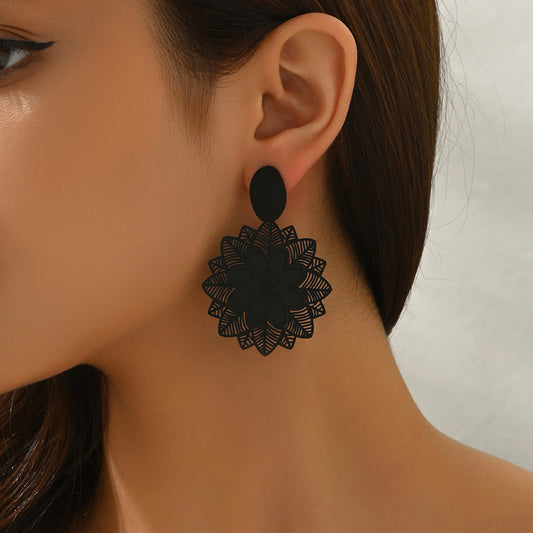 Pendientes de tuerca elegantes geométricos negros florales para mujer de aleación de zinc con chapado ecológico