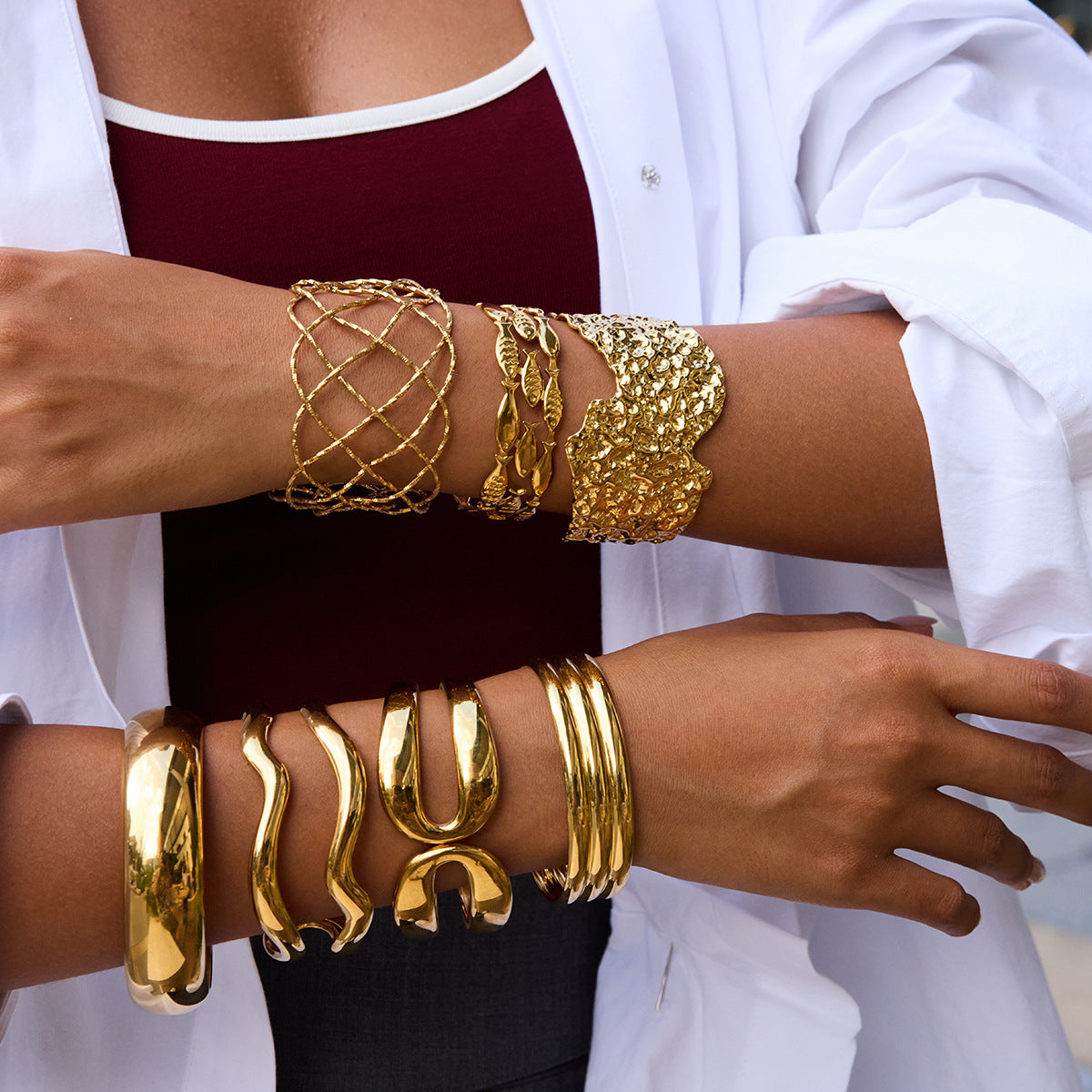 Pulsera tipo brazalete hueco de acero inoxidable martillado geométrico minimalista con acabado pulido, joyería de acero de titanio