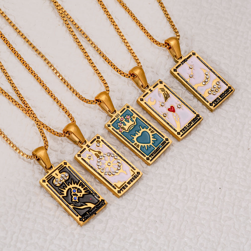 Collar con colgante de tarjeta de tarot de acero inoxidable de moda vintage con incrustaciones de diamantes de imitación y acabado esmaltado, colgante geométrico rectangular en cadena tipo box para mujer