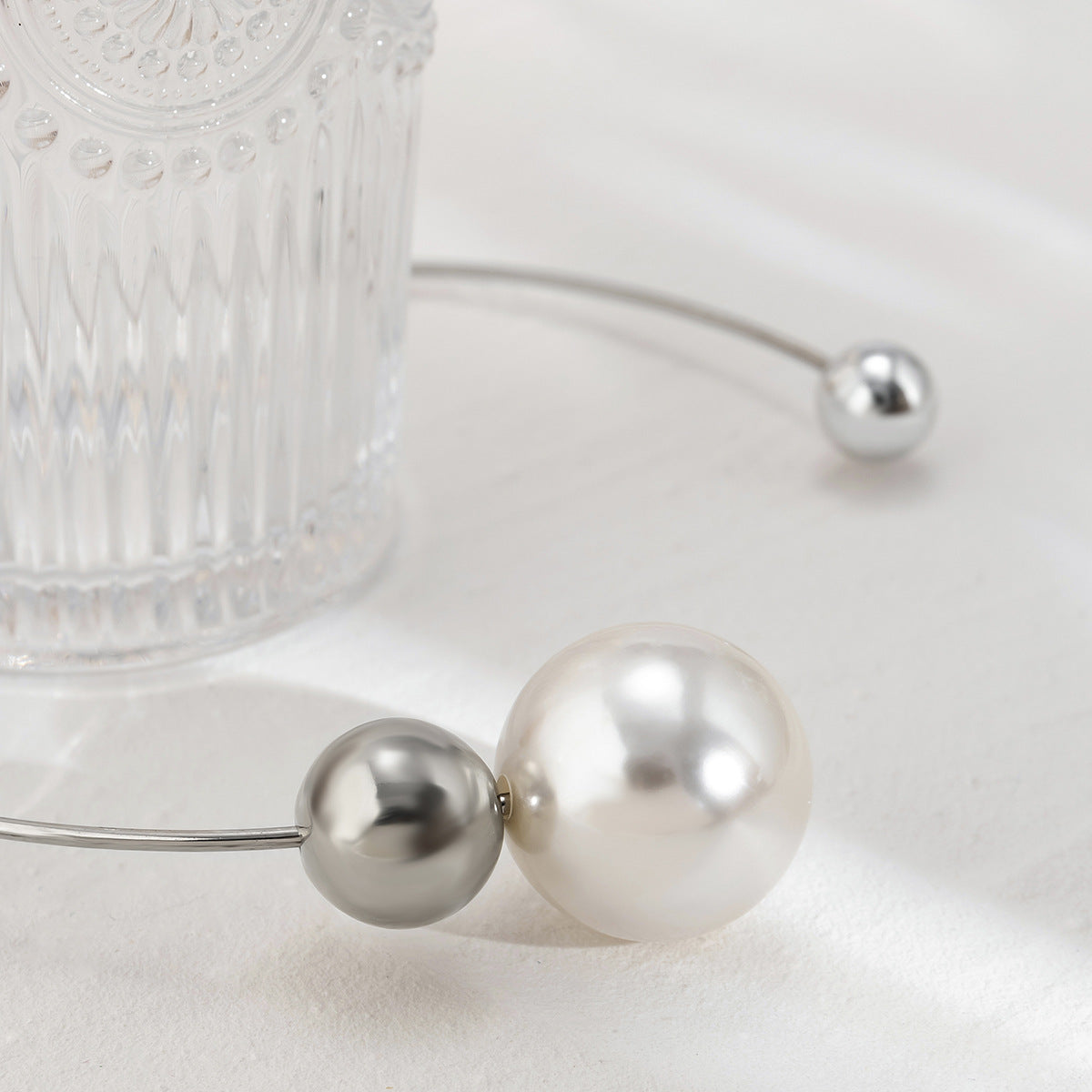 Collana da donna a cerchio asimmetrico minimalista con costruzione in resina plastica galvanizzata e design geometrico