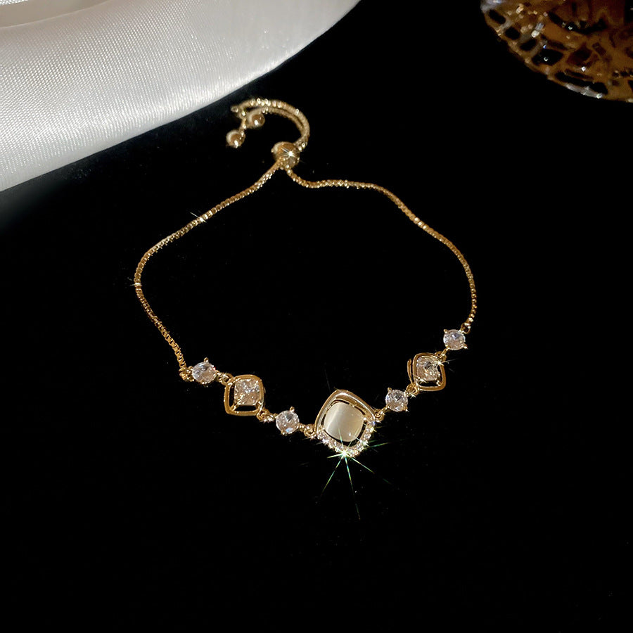 Elegante Pulsera Floral de Zirconia Chapada en Oro de Lujo para Mujer con Diseño Inspirado en Insectos y Motivo de Mariposa