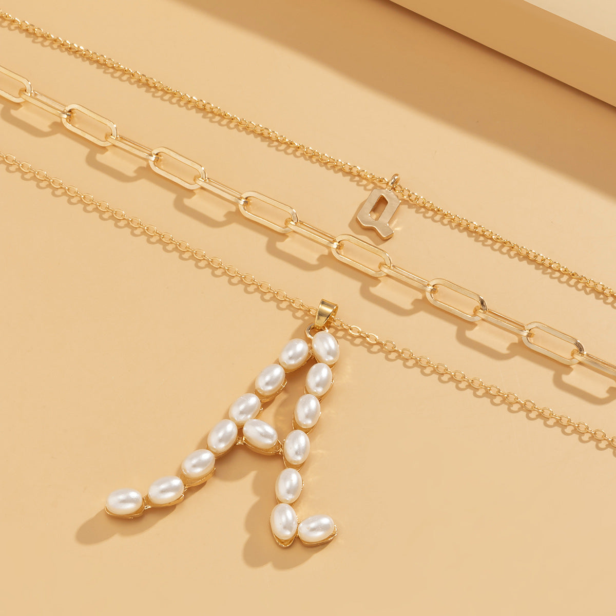 Collar con inicial geométrica de perlas de imitación multicapa con cadena y cruz para mujer
