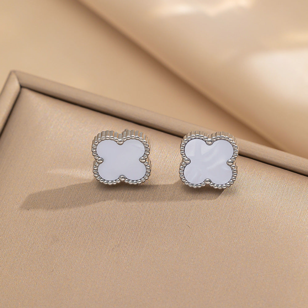 Set di collana, bracciale e orecchini a lobo da donna in acciaio al titanio minimalista con quadrifoglio fortunato